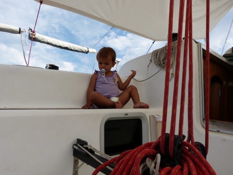 Kind an Bord eines Segelbootes
