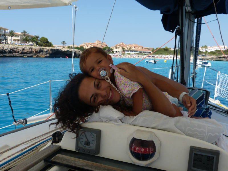 Mutter mit Kind an Bord eines Segelbootes 