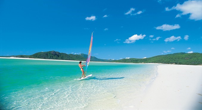 Eine Person windsurft auf den Whitsunday Islands