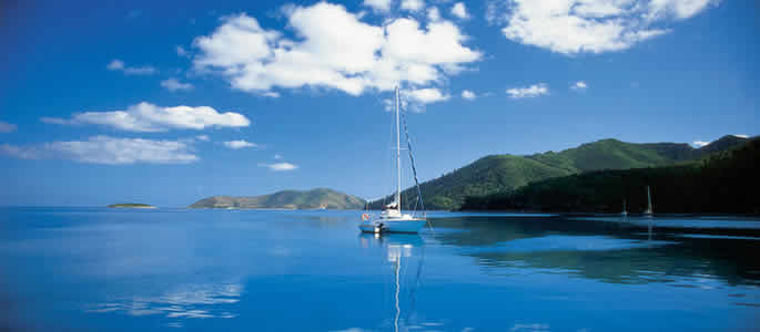 Ein Segelboot vor den Whitsunday Islands