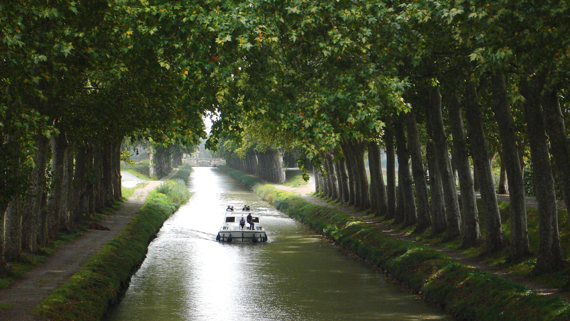 Kanal du Midi in Frankreich mit vielen grünen Bäumen