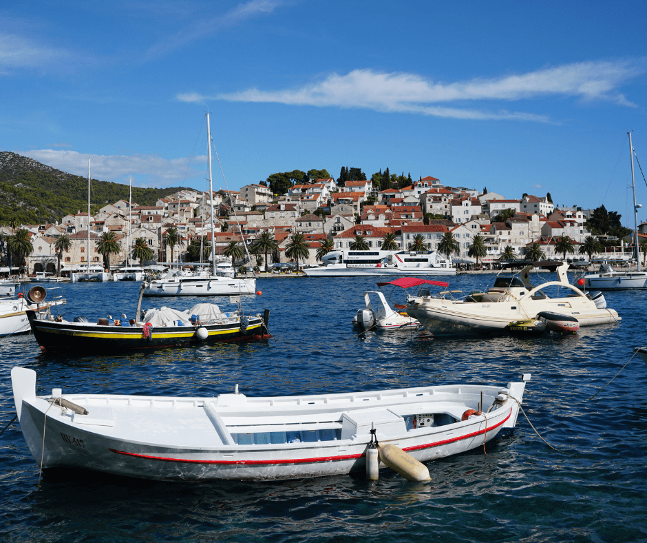Hafen in Kroatien, Boote und Stadt im Hintergrund