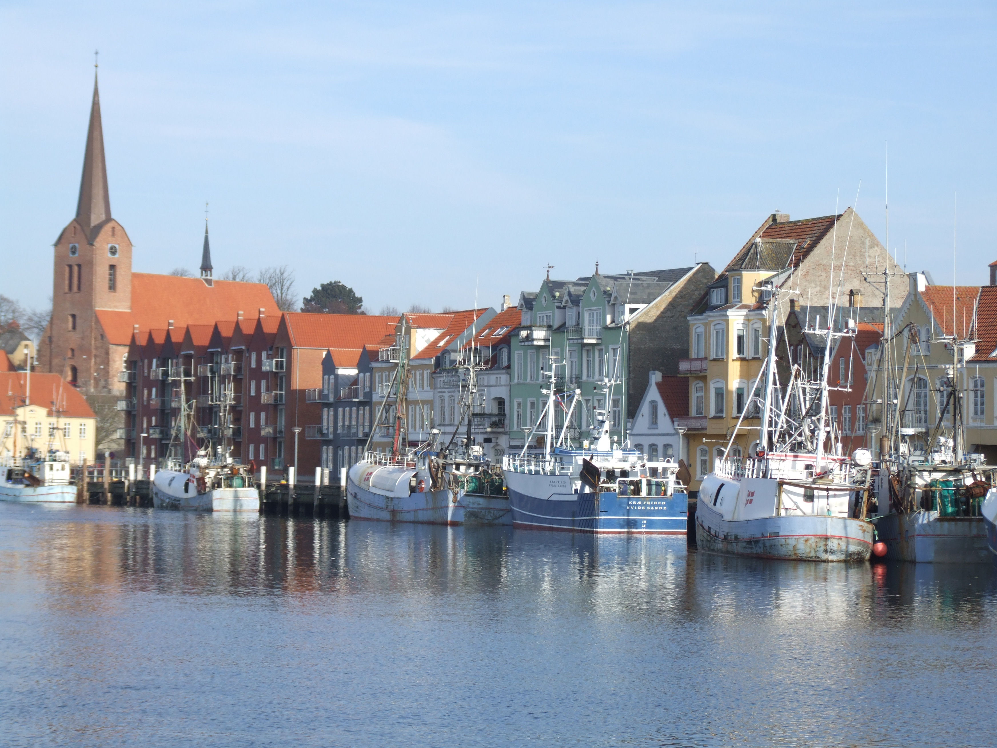 schöne Aussicht auf die Sønderborg Häuser auf ihrem Segeltörn an der Ostsee