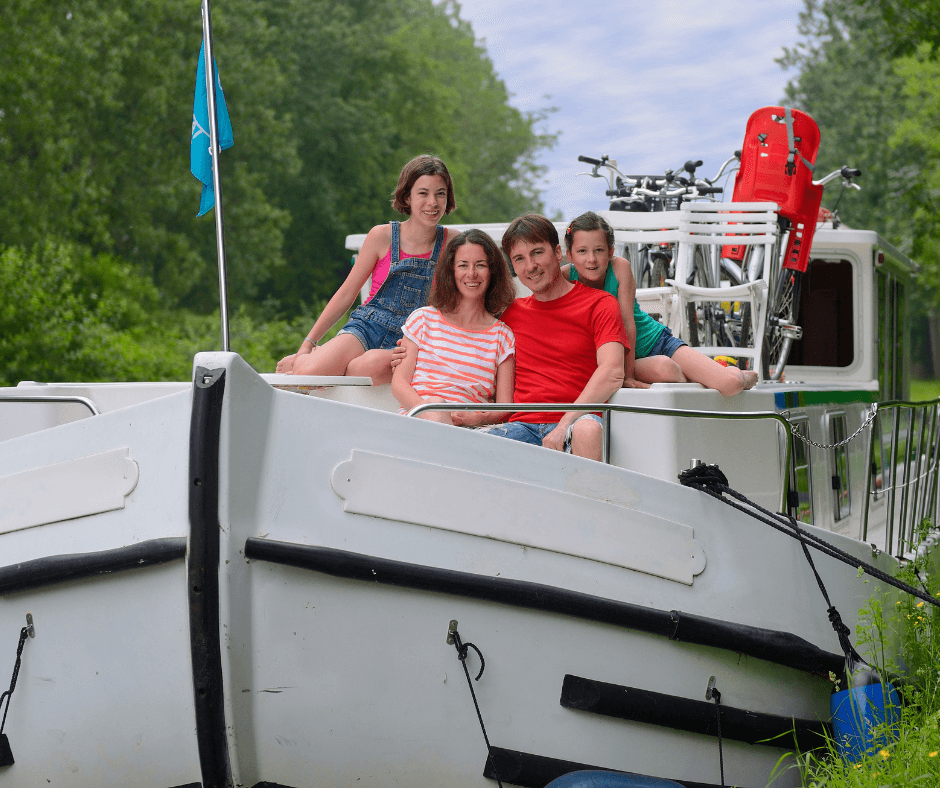 glückliche familie auf einem hausboot