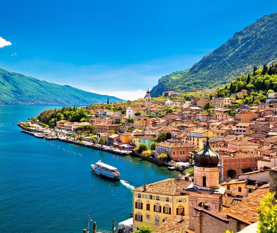 Der Gardasee oder der Lago Maggiore ist einer der bekanntesten und touristischsten in Norditalien