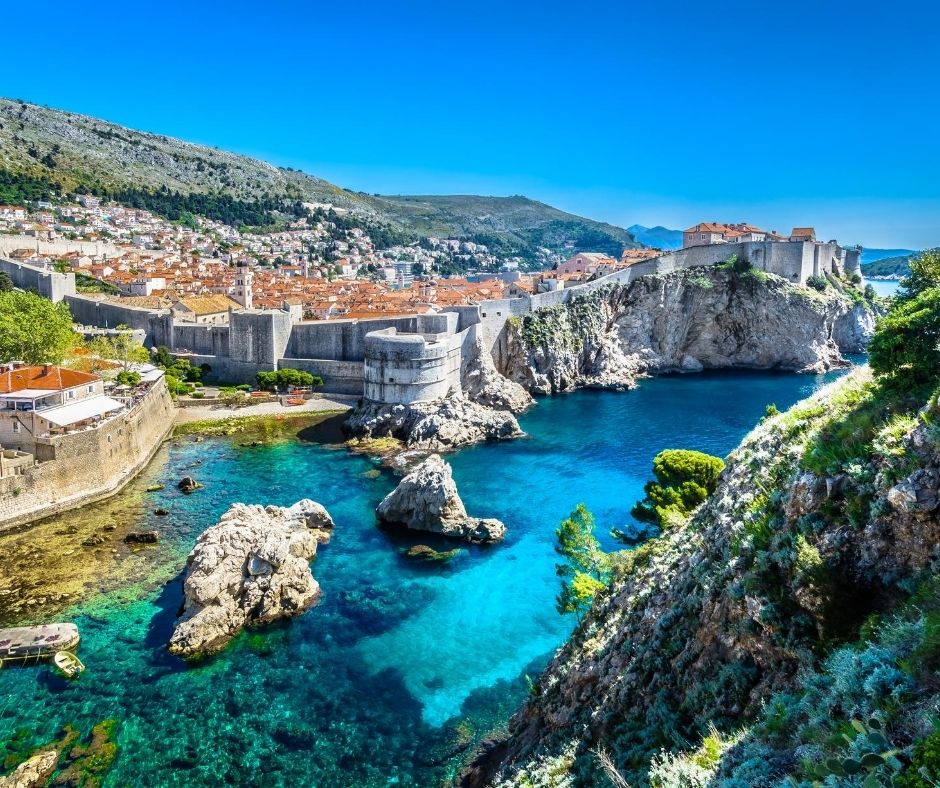 Dubrovnik ist die Stadt, umgeben von Steinmauern und Barockgebäuden