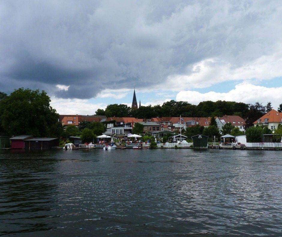 Blick auf Mecklenburg von einem Hausboot