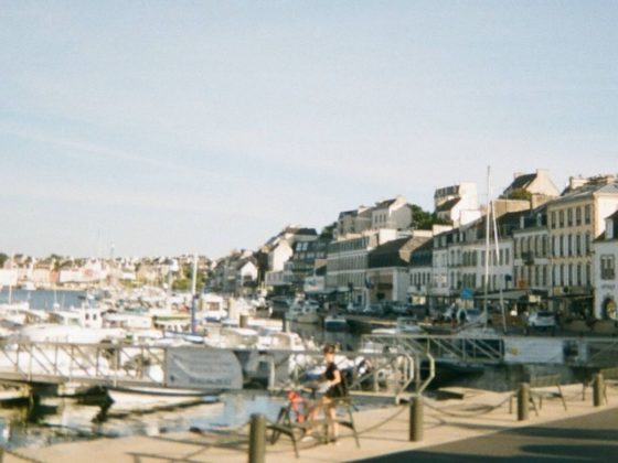 Sehenswürdigkeiten der Bretagne ein Hafen der Bretagne mit Booten und einem Pier