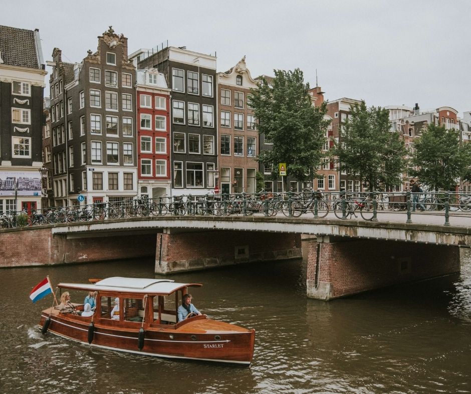 Boot in den Kanälen von Amsterdam