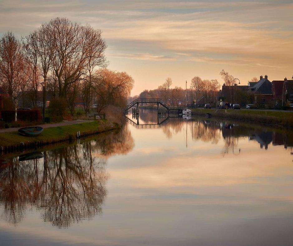Malerischer Sonnenuntergang über einem Kanal