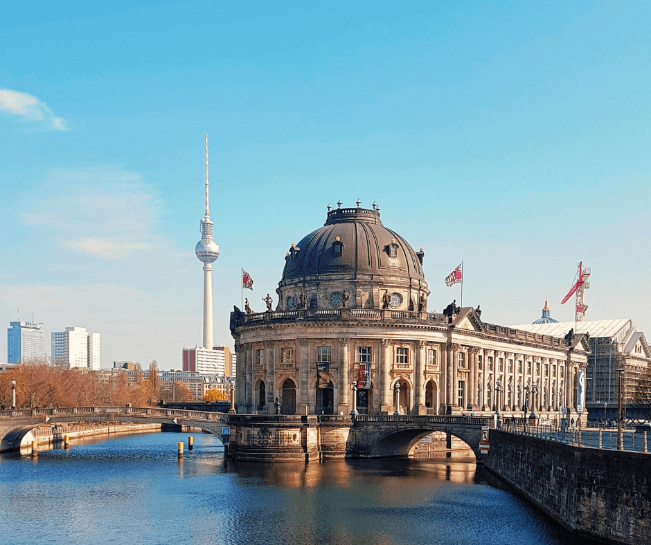 Museumsinsel und Fernsehturm und Spree in Berlin