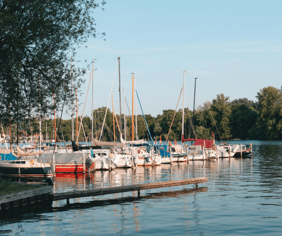 Boote im Hafen am See und Fluss in der Berliner Umgebung