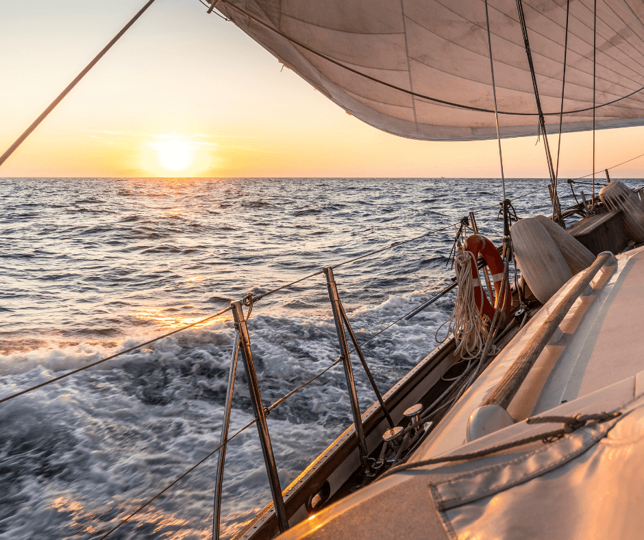 Segelboot bei Sonnenuntergang auf dem Wasser