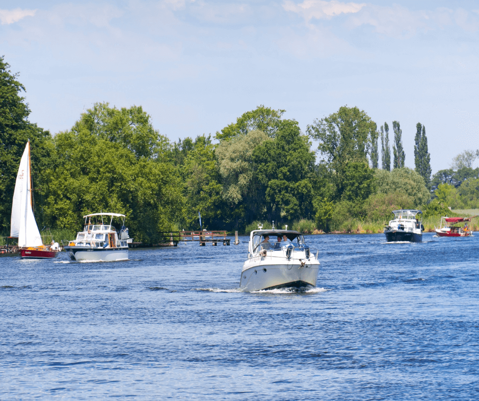 Boote und Motorboote und Segelboote auf der Havel in Berlin