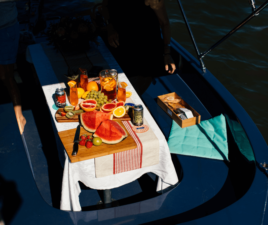 gedeckter Tisch mit Ost und Getränken auf einem Boot