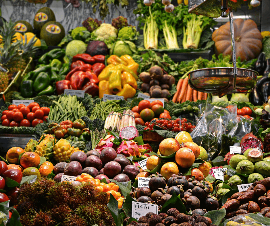 Lebensmittel wie Obst und Gemüse auf einem Markt