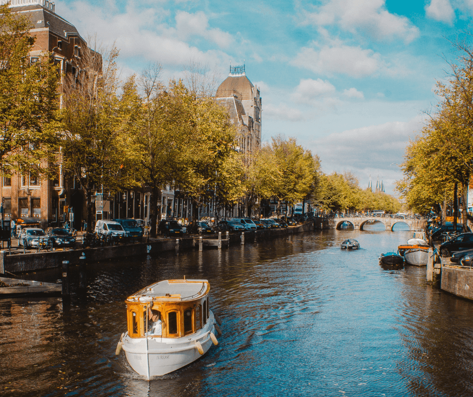 Amstderdam eines der besten Reiseziele für den Herbst (Boot auf Fluss in Amsterdam)