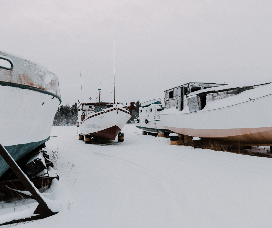 Boote im Winter im Schnee
