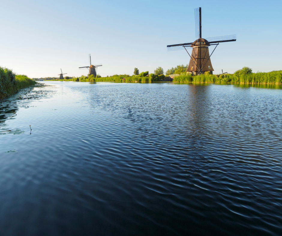 Windmühle in Niederlande an Fuss im Herbst