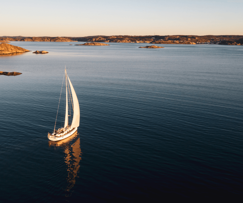 Ein Segelboot treibt ruhig im schwedischen Schärengarten umher 