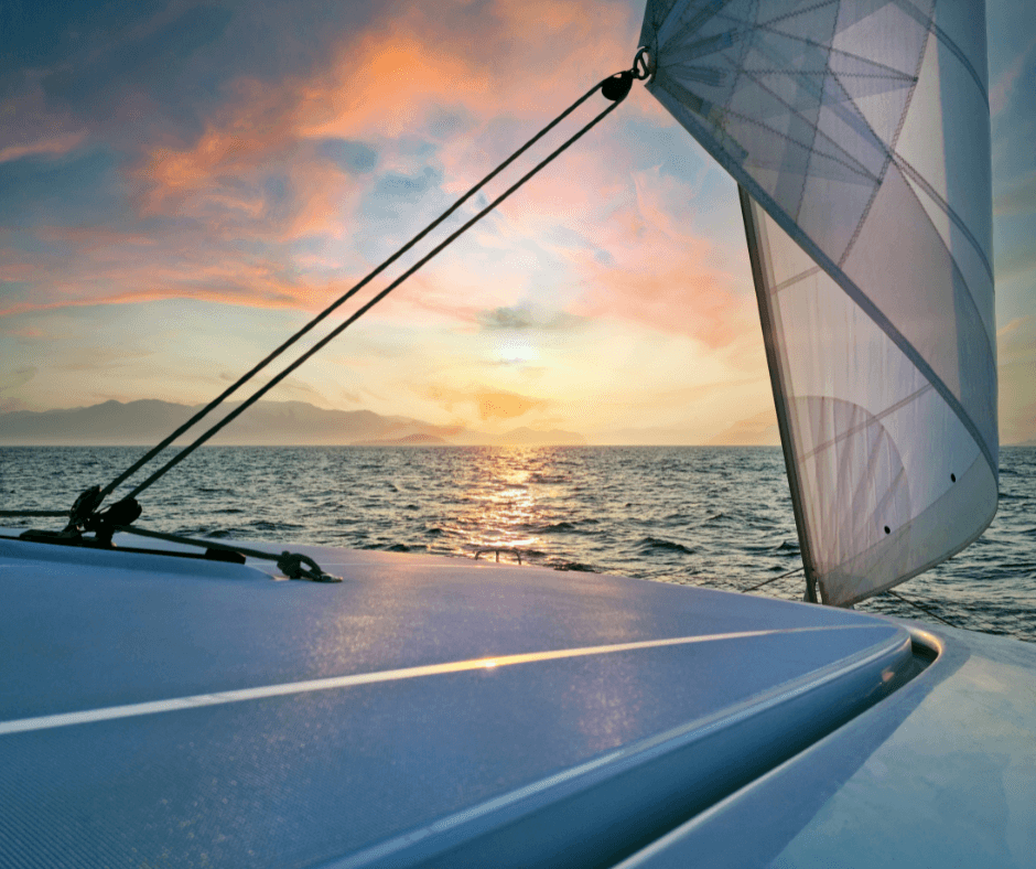 Nachhaltiger Urlaub - Deck eines Segelbootes bei rosafarbenem Sonnenuntergang