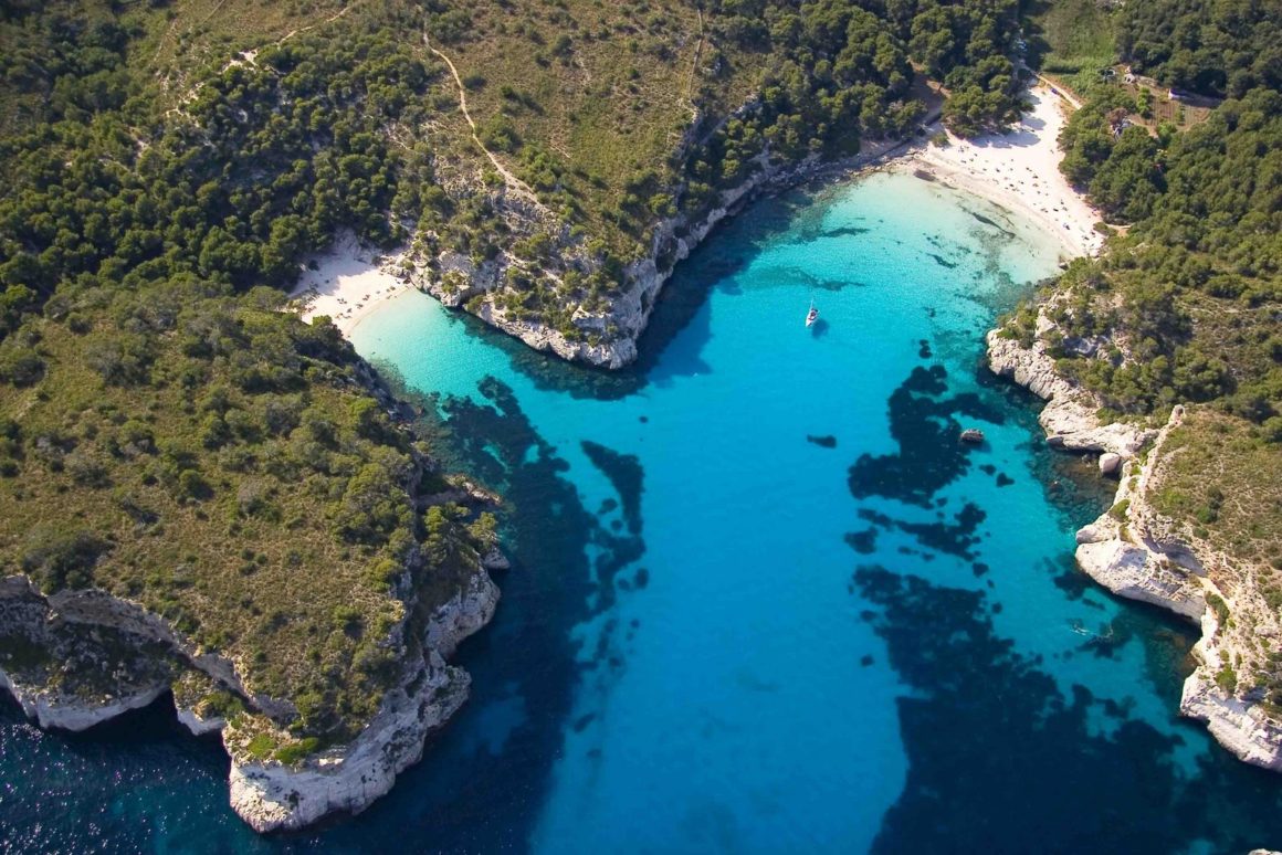 Die Buchten Macarella und Macarelleta, zwei der schönsten Strände von Menorca.