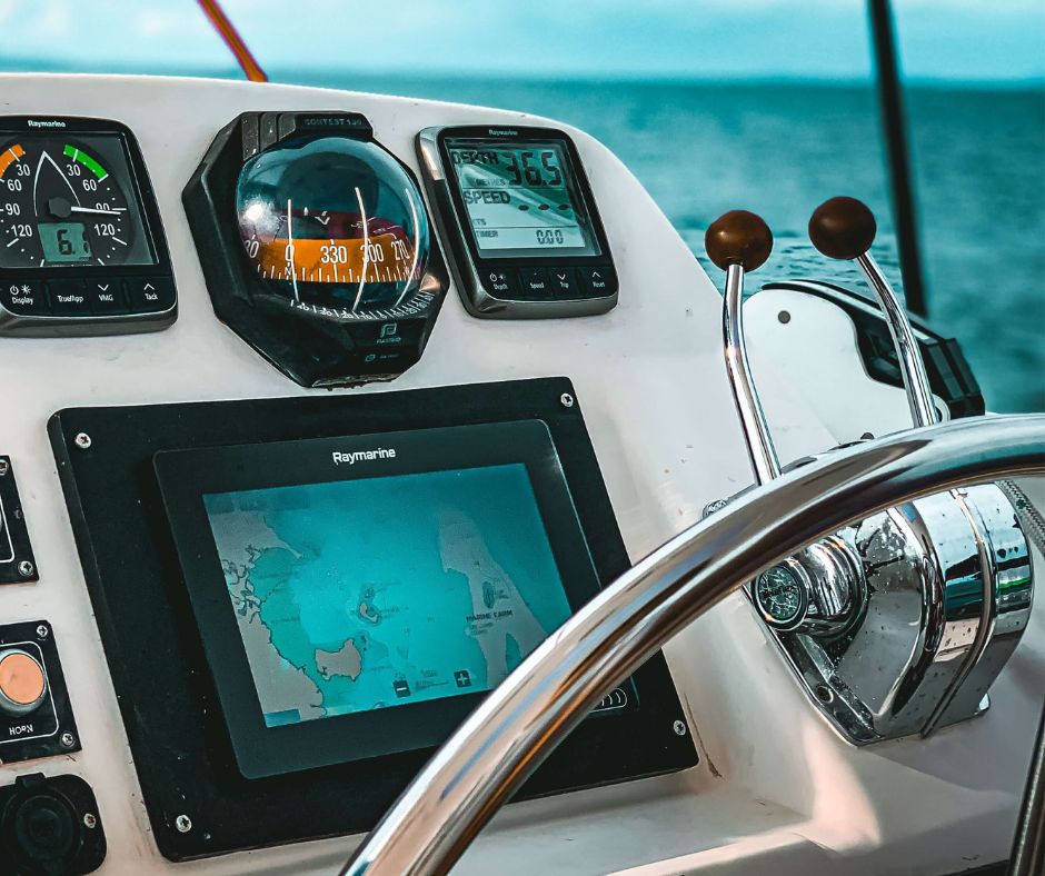 Großaufnahme eines Cockpits an Board eines Motorbootes. Im Hintergrund sieht man das blaue Meer. 