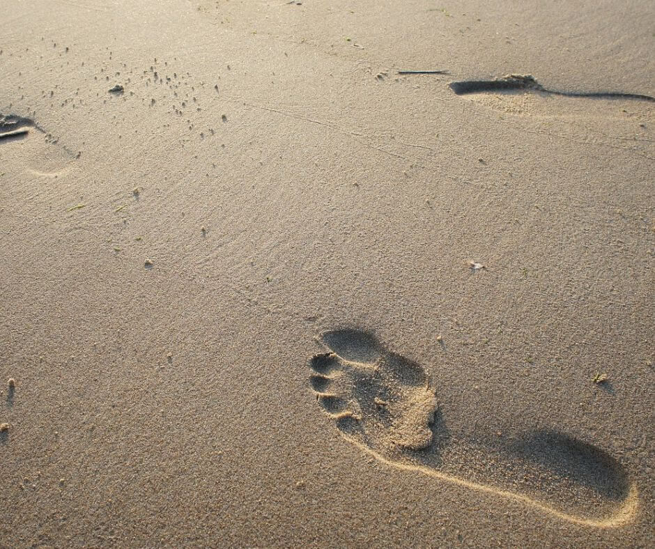 Ein Fußabdruck im Sand