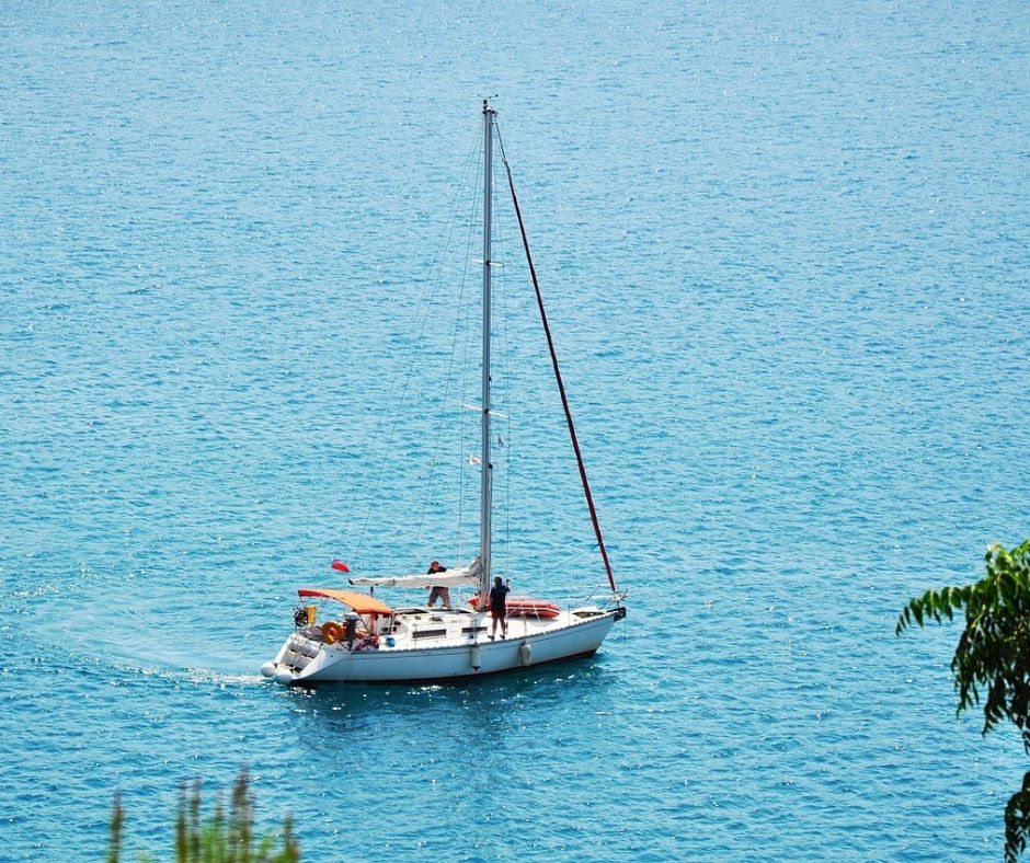 Ein weißes Segelboot auf ruhiger See.