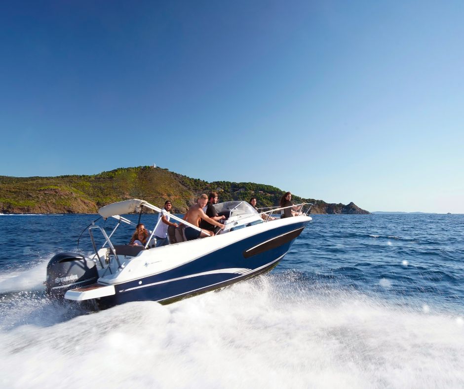 Motorboot Verbrauch bei einer schnellen Fahrt von einem Motorboot auf dem Meer. Im Hintergrund sieht man Berge und den blauen Himmel.