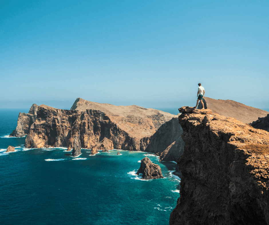 Küstenlandschaft Madeira mit blauem Meer und Klippen 