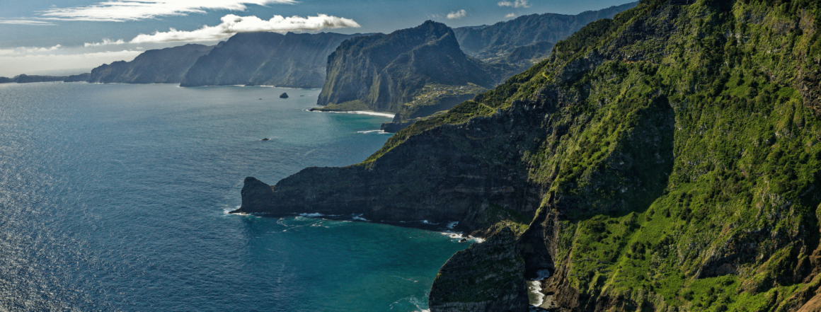 Madeiras Küstenlandschaft mit Bergen und dunkelblauem Meer