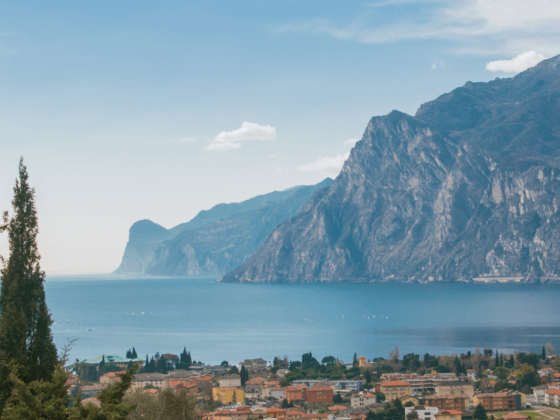 schönsten Seen italien, gardasee, berge und boote