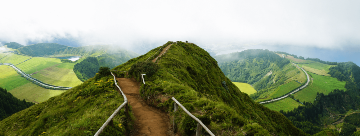 Azoren Rundreise bietet Wanderwege, sattgrüne Landschaft, berge