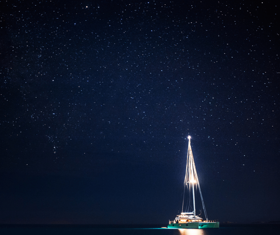 Nachtsegeln, mit Bootsbeleuchtung, Sternenhimmel