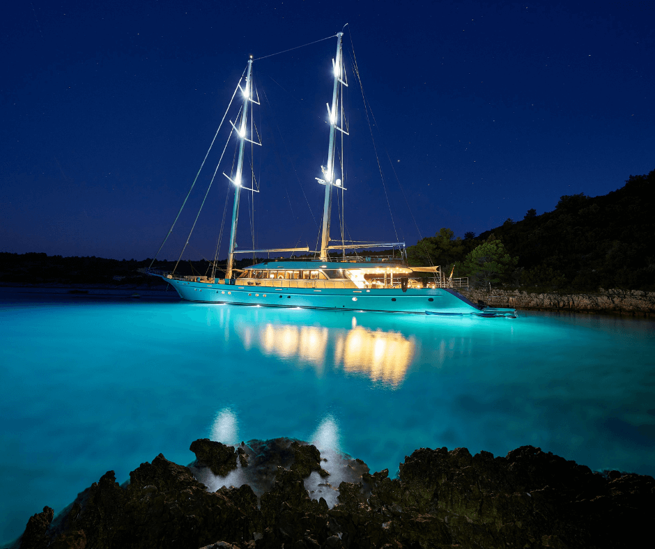 Ankerlicht in der Nacht, segelboot beleuchtet