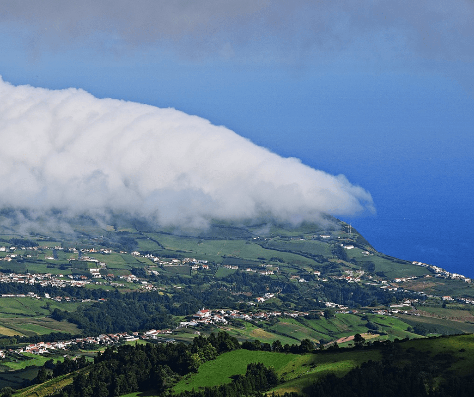 Terceiras Landschaftsbild ist von kleinen Städtchen und grüner Natur geprägt