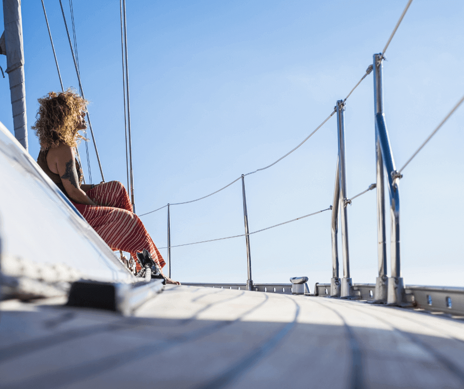 Eine Frau genießt die Segelfahrt während ihres Lefkada-Urlaubs.
