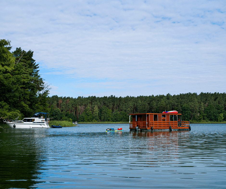Ein Hausboot auf dem Fluss, wo Sie Ihr nächstes verlängertes Wochenende genießen können. 