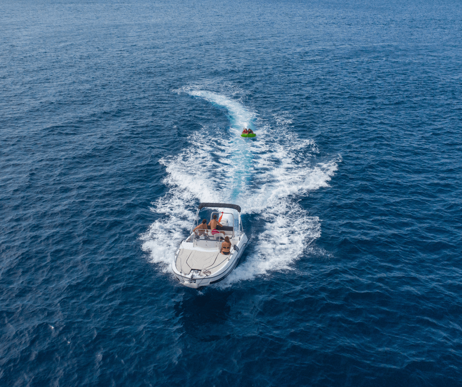 Personen haben Spaß auf einem Motorboot während ihres verlängerten Wochenendes.