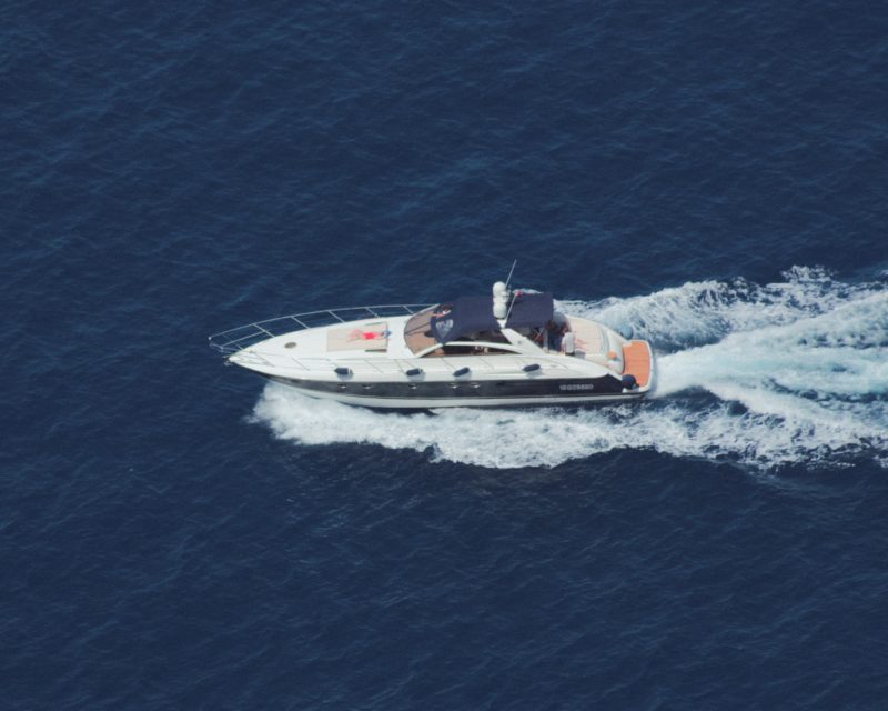 Imagen de una lancha navegando a gran velocidad