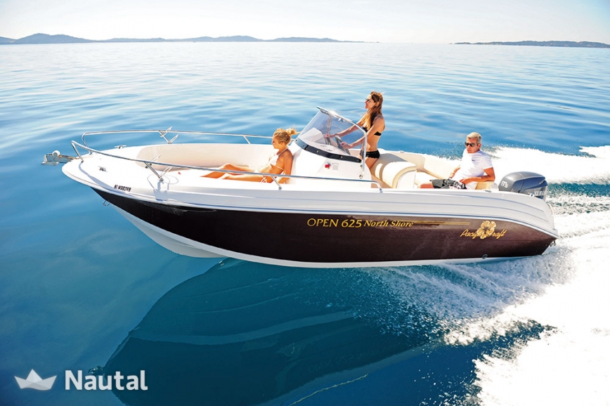 Imagen de una lancha, un tipo de barco ideal entre los amantes de la rapidez y la adrenalina. 