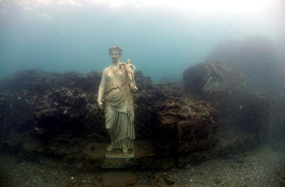 Estatua hundida de la ciudad de Baia.