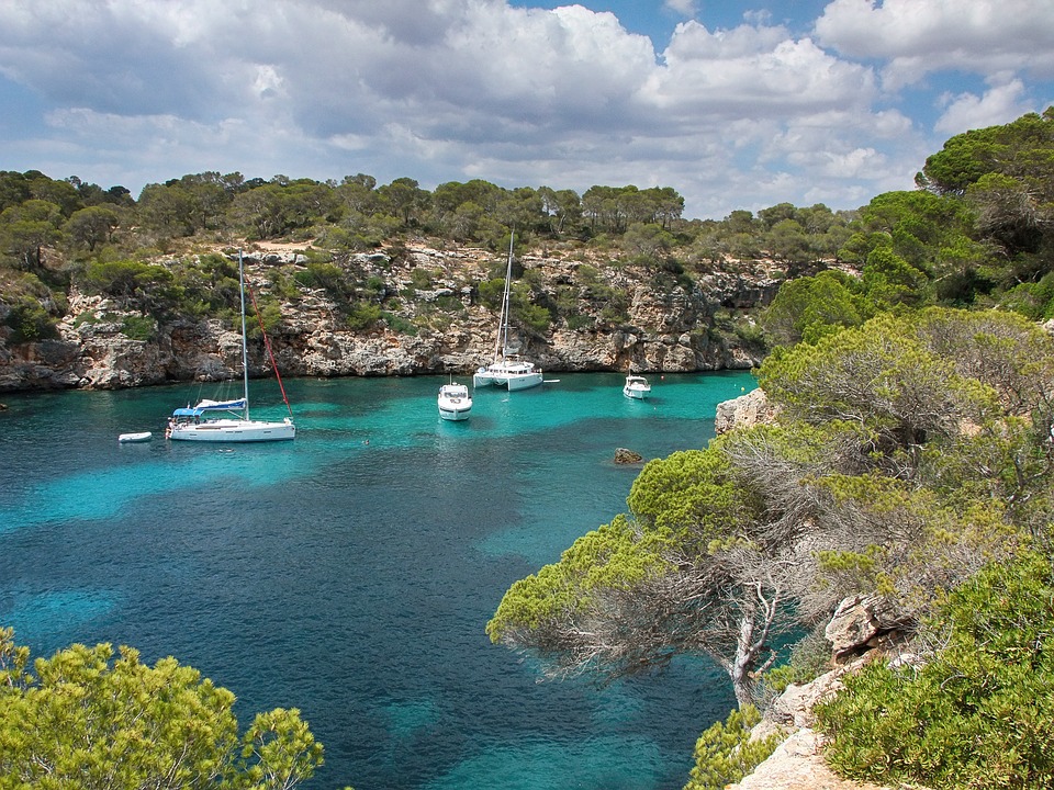 Descubre Mallorca con el alquiler de catamaranes