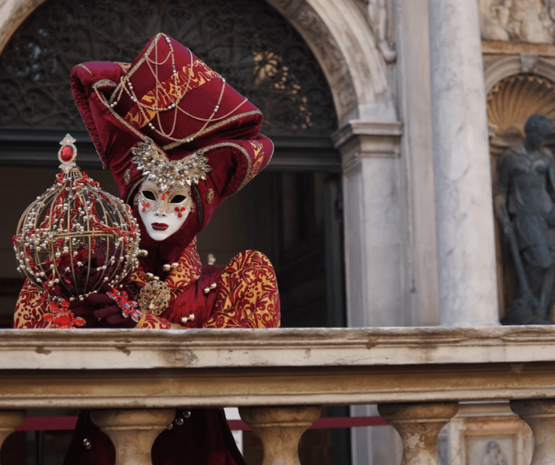 Carnaval de Venecia: Una persona vestida con el típico traje carnavalesco.