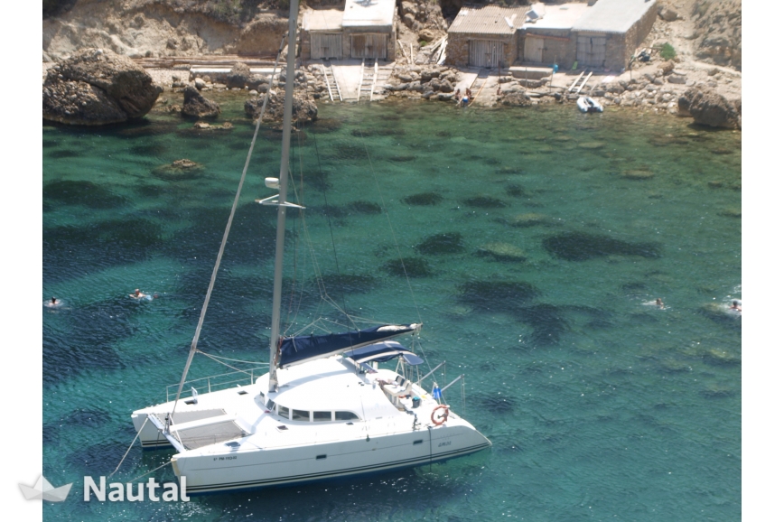 Lagoon 380, uno de los catamaranes más alquilados en Ibiza de nuestros armadores
