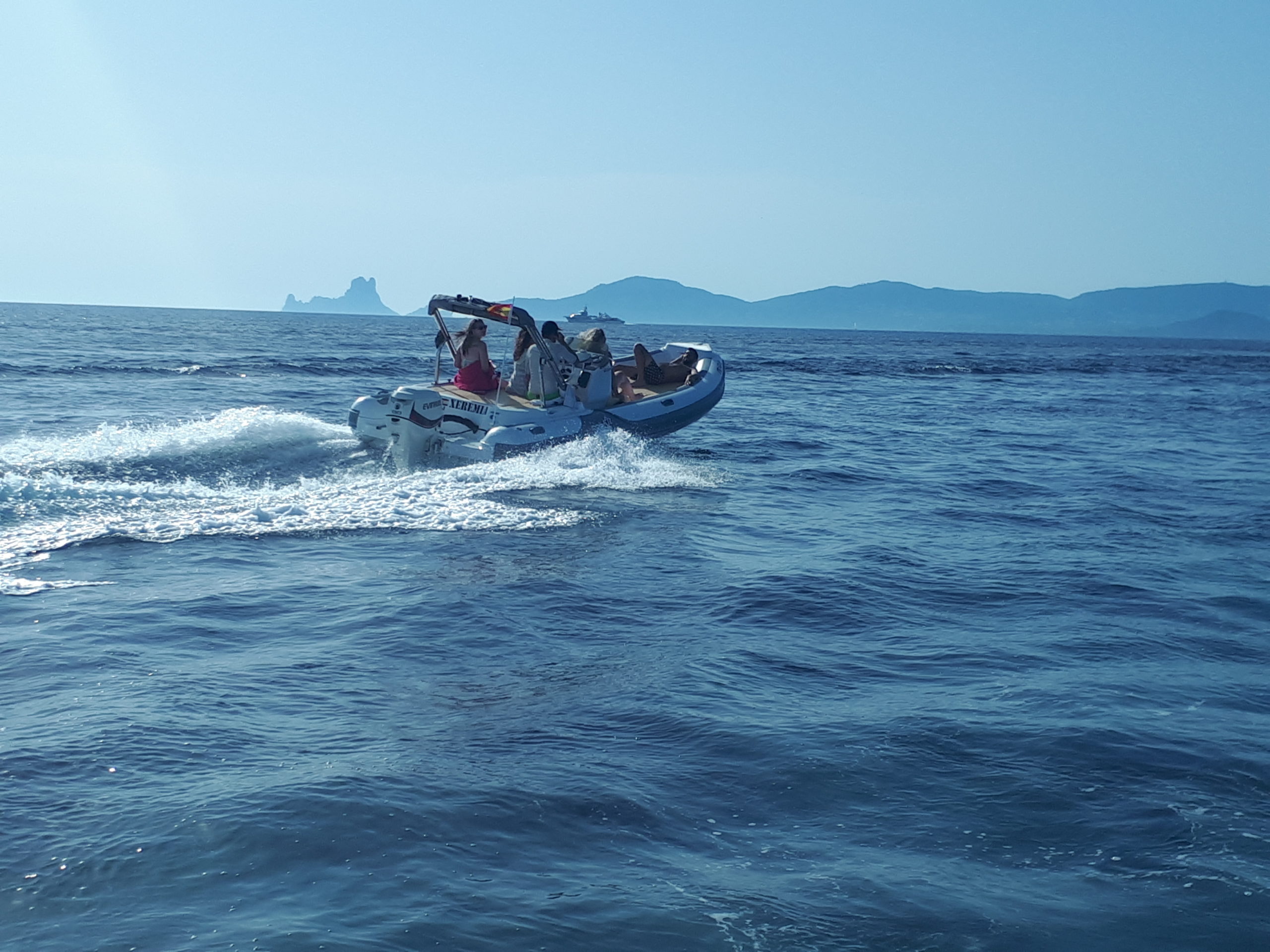 Una experiencia en barco te da la oportunidad de conocer los rincones más bonitos de Ibiza