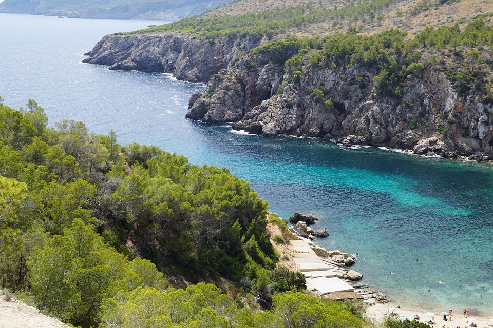 Navegar en yate de alquiler por Ibiza