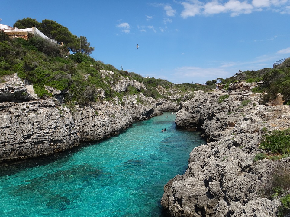 Descubre los mejores fondeaderos de Menorca