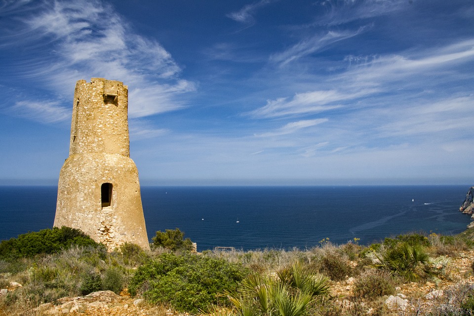 Vistas de la Torre, de fondo el mar azul